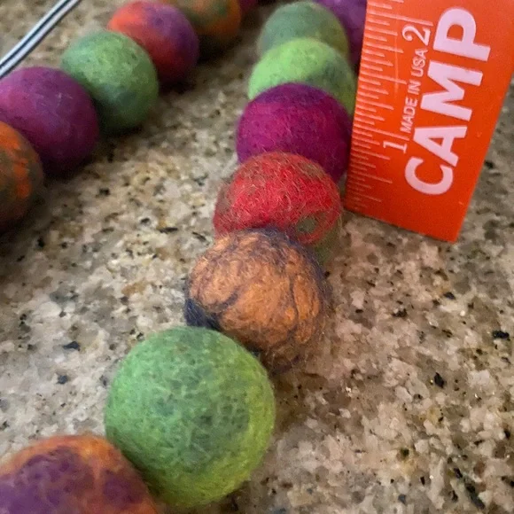 Beaded felt colorful necklace - Picture 8 of 9